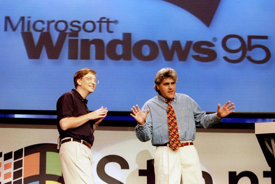 Ngày 24/8/1995, Bill Gates (trái ảnh) đã giới thiệu với công chúng thế giới Windows 95. Thành tựu có tính đột phá này diễn ra ở Redmond, Washington, Mỹ đã đưa Microsoft lên một đỉnh cao mới trong sự nghiệp. Đây là một  sự kiện đáng nhớ trong lịch sử thế giới năm 1995.